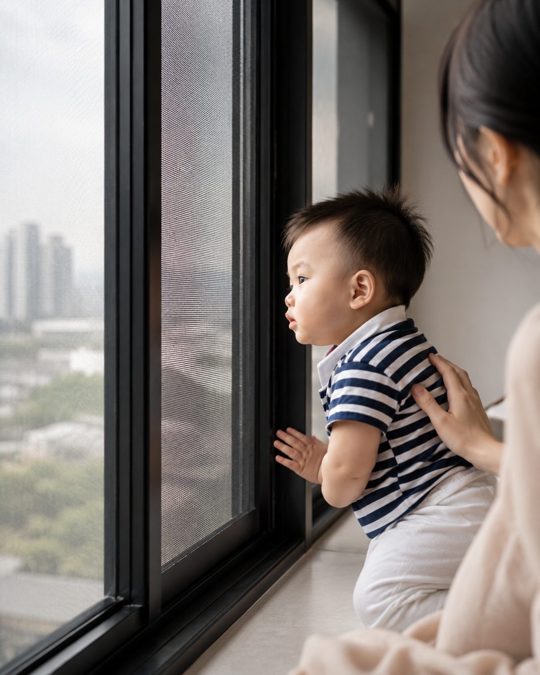 孩子在裝設風光防霾網的窗邊安心呼吸