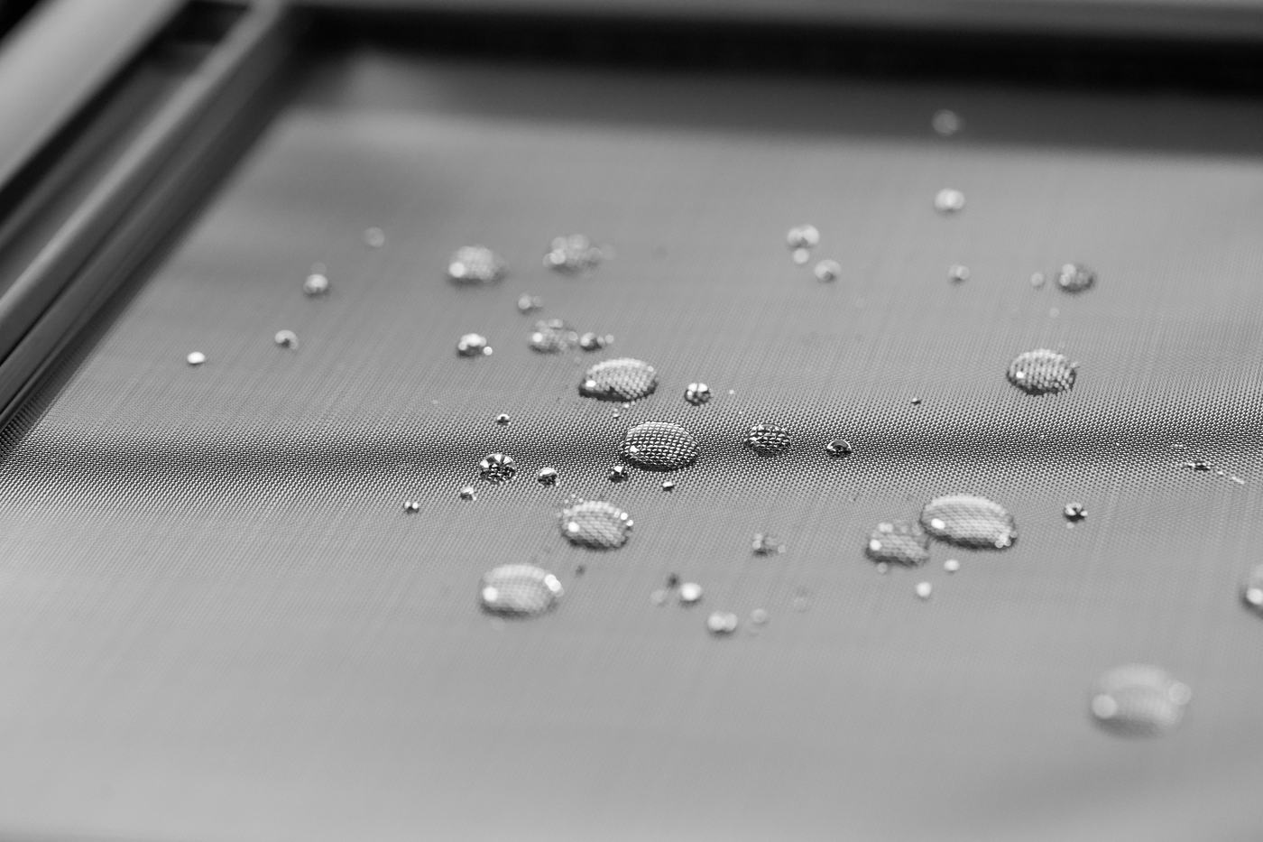 雨滴停留在風光防霾網表面的防潑水特寫